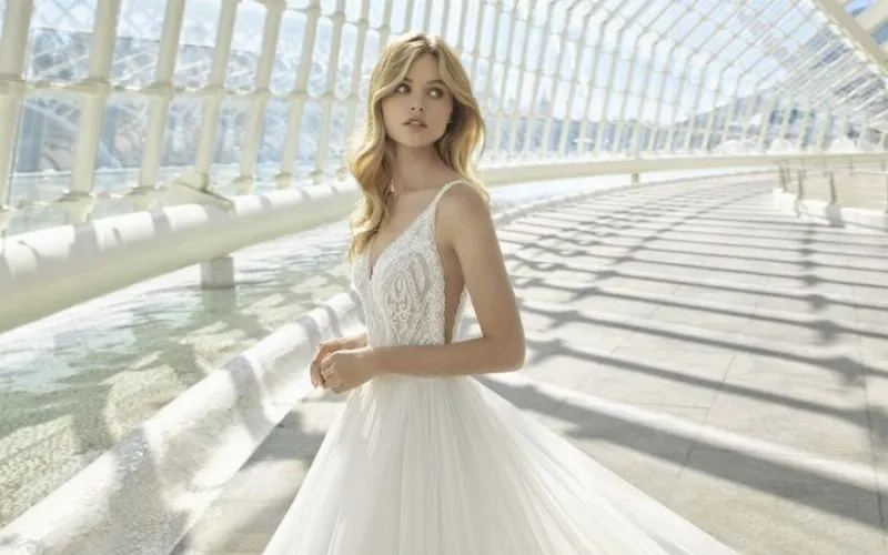 Vestidos con tirantes finos y escote en V con abertura Trébol